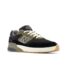 Afbeelding in Gallery-weergave laden, NEW BALANCE NUMBERIC - &quot;933&quot; ANDREW REYNOLDS&#39; PRO SHOES (BLACK/DARK OLIVINE)
