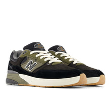 Afbeelding in Gallery-weergave laden, NEW BALANCE NUMBERIC - &quot;933&quot; ANDREW REYNOLDS&#39; PRO SHOES (BLACK/DARK OLIVINE)
