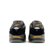 Afbeelding in Gallery-weergave laden, NEW BALANCE NUMBERIC - &quot;933&quot; ANDREW REYNOLDS&#39; PRO SHOES (BLACK/DARK OLIVINE)
