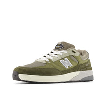 Afbeelding in Gallery-weergave laden, NEW BALANCE NUMBERIC - &quot;933&quot; ANDREW REYNOLDS&#39; PRO SHOES (GREEN/OLIVINE)
