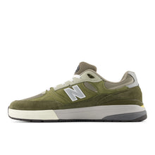 Afbeelding in Gallery-weergave laden, NEW BALANCE NUMBERIC - &quot;933&quot; ANDREW REYNOLDS&#39; PRO SHOES (GREEN/OLIVINE)
