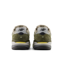 Afbeelding in Gallery-weergave laden, NEW BALANCE NUMBERIC - &quot;933&quot; ANDREW REYNOLDS&#39; PRO SHOES (GREEN/OLIVINE)
