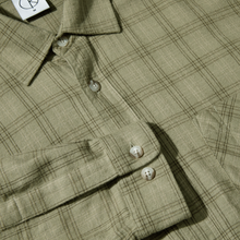 Afbeelding in Gallery-weergave laden, POLAR SKATE CO. - &quot;MITCHELL&quot; LONGSLEEVE FLANNEL SHIRT (SIZE XL: GREEN/BEIGE)
