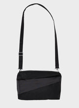 Afbeelding in Gallery-weergave laden, SUSAN BIJL - &quot;THE NEW BUM BAG&quot; MEDIUM SIDE BAG (BLACK/BLACK)
