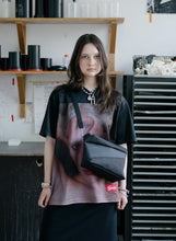 Afbeelding in Gallery-weergave laden, SUSAN BIJL - &quot;THE NEW BUM BAG&quot; MEDIUM SIDE BAG (BLACK/BLACK)
