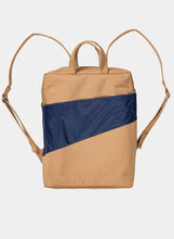 Afbeelding in Gallery-weergave laden, SUSAN BIJL - &quot;THE NEW BACKPACK&quot; (CAMEL/NAVY)
