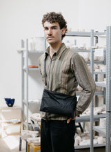 Afbeelding in Gallery-weergave laden, SUSAN BIJL - &quot;THE NEW POUCH&quot; MEDIUM (BLACK/BLACK)
