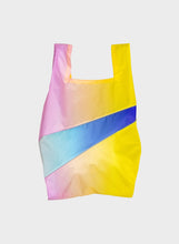 Afbeelding in Gallery-weergave laden, SUSAN BIJL X 75B - &quot;THE NEW SHOPPING BAG&quot; MEDIUM BAG (BLUEBIRD DAYS)
