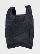 Afbeelding in Gallery-weergave laden, SUSAN BIJL - &quot;THE NEW SHOPPING BAG&quot; LARGE BAG (BLACK/BLACK)
