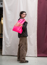 Afbeelding in Gallery-weergave laden, SUSAN BIJL - &quot;THE NEW SHOPPING BAG&quot; LARGE BAG (FLUO PINK/TRY)
