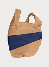 Afbeelding in Gallery-weergave laden, SUSAN BIJL - &quot;THE NEW SHOPPING BAG&quot; LARGE BAG (CAMEL/NAVY)
