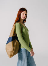 Afbeelding in Gallery-weergave laden, SUSAN BIJL - &quot;THE NEW SHOPPING BAG&quot; LARGE BAG (CAMEL/NAVY)
