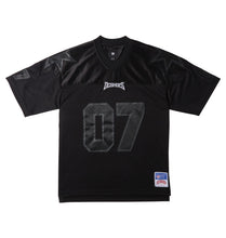 Afbeelding in Gallery-weergave laden, DC SHOES - &quot;BLACKOUT&quot; FOOTBALL SHIRT (BLACK)
