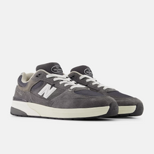 Afbeelding in Gallery-weergave laden, NEW BALANCE NUMERIC - &quot;933&quot; ANDREW REYNOLDS&#39; PRO SHOES (GREY/WHITE)

