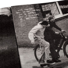 Afbeelding in Gallery-weergave laden, Oneshopper - &quot;TEN OOSTEN VAN DE STERREN STROOMT DE BEEK&quot; ZINE
