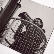 Afbeelding in Gallery-weergave laden, Oneshopper - &quot;TEN OOSTEN VAN DE STERREN STROOMT DE BEEK&quot; ZINE
